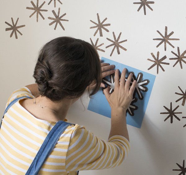 Cómo hacer un falso friso fácil en la pared, rápido y sin herramientas.  Friso DIY madera 